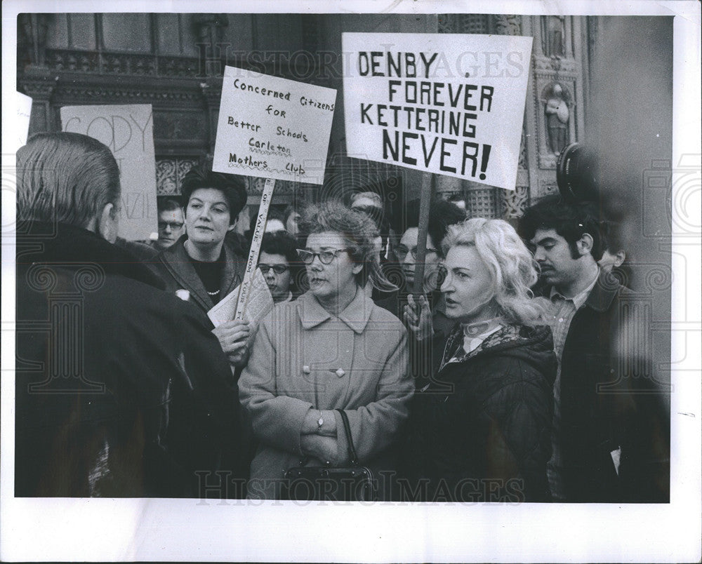 1970 Press Photo The Denby mothers speak to the media as the picket in Detroit - Historic Images