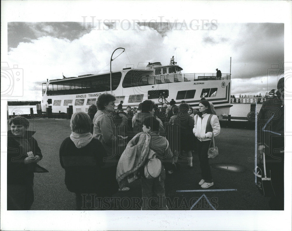 1985 Press Photo Mackinaw Island Mich ferry boat and crowd - Historic Images