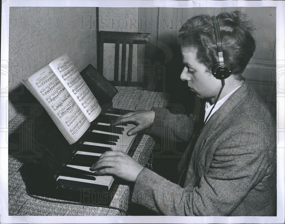 1952 Press Photo Karl Baessler, Radio Engineer, Portable Piano - Historic Images