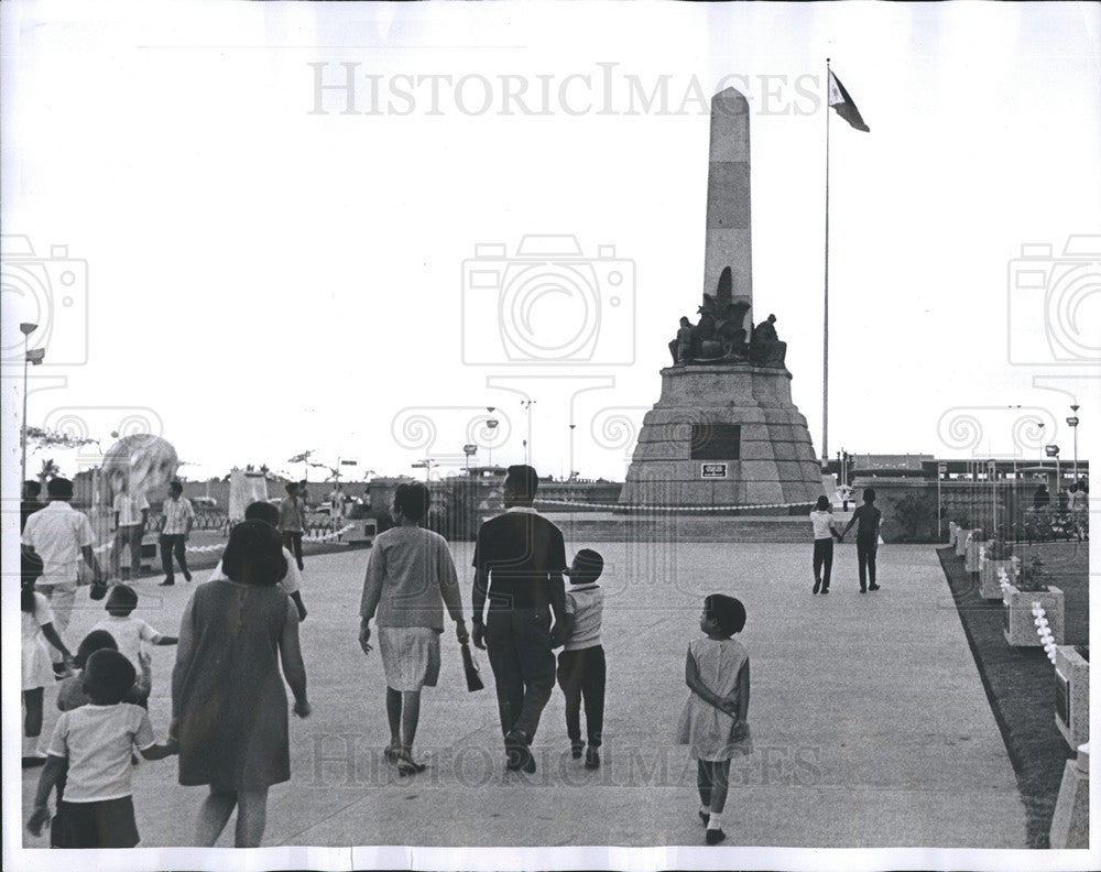 1969 Press Photo Children And Parents Near Rizal Monument Toward Manila Bay - Historic Images