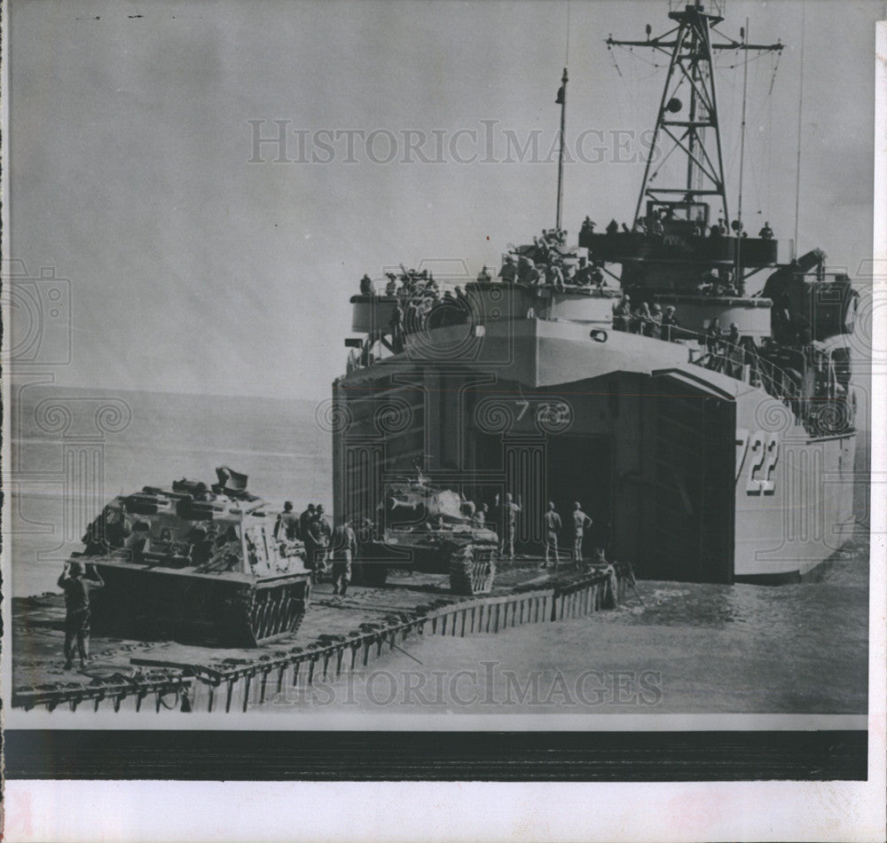 7962 Press Photo Tanks 1st Armored Division At Shore Of Hutchinson Island - Historic Images