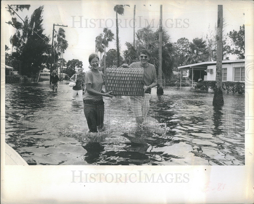 1972 Press Photo Couple Carries Cat Through Flooded Street On Massachusetts Ave - Historic Images