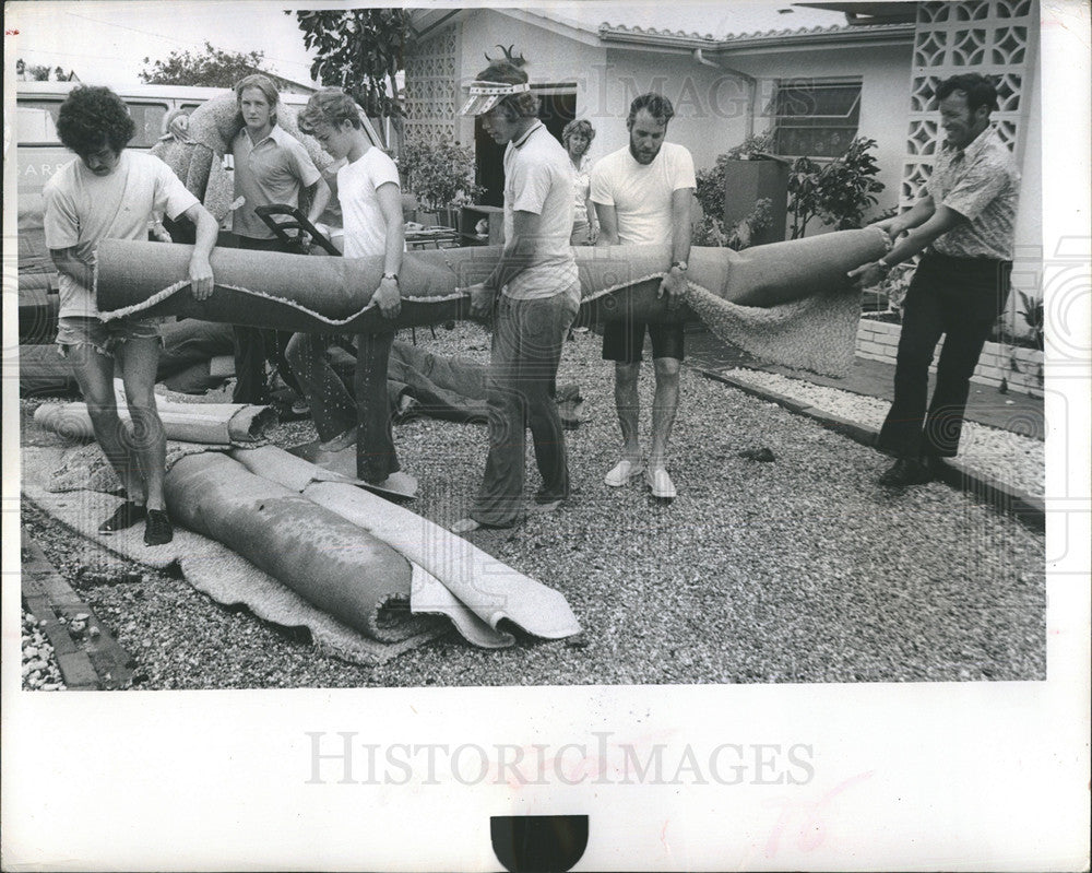 1972 Press Photo Men Carry Carpet In Florida After Flood Bayou Grand Blvd NE - Historic Images