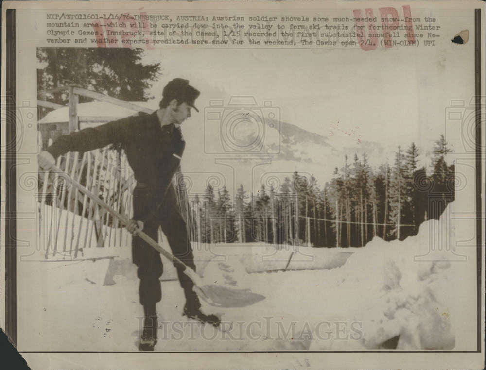 1976 Press Photo Austrian Soldier Shoveling Snow, Innsbruck Olympic Games - Historic Images