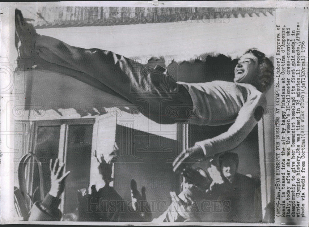 1956 Press Photo Ljuvovj Kozyreva Of Russia Tossed Into Air After Win In Italy - Historic Images