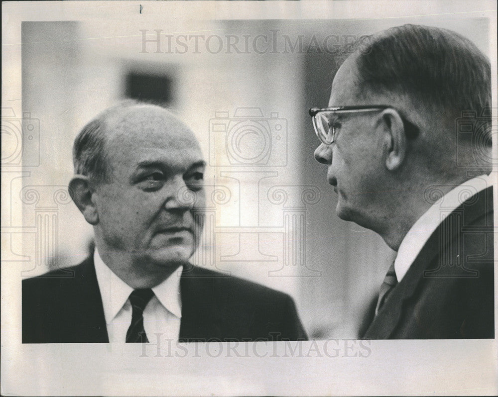 1969 Press Photo Dean Rusk chats with members of American Med Assoc at LaSalle - Historic Images