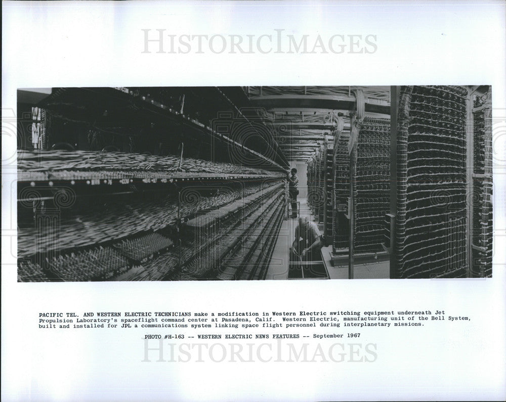 1967 Press Photo Pacific Tel checking wiring at the Jet Propulsion Labs in Ca. - Historic Images