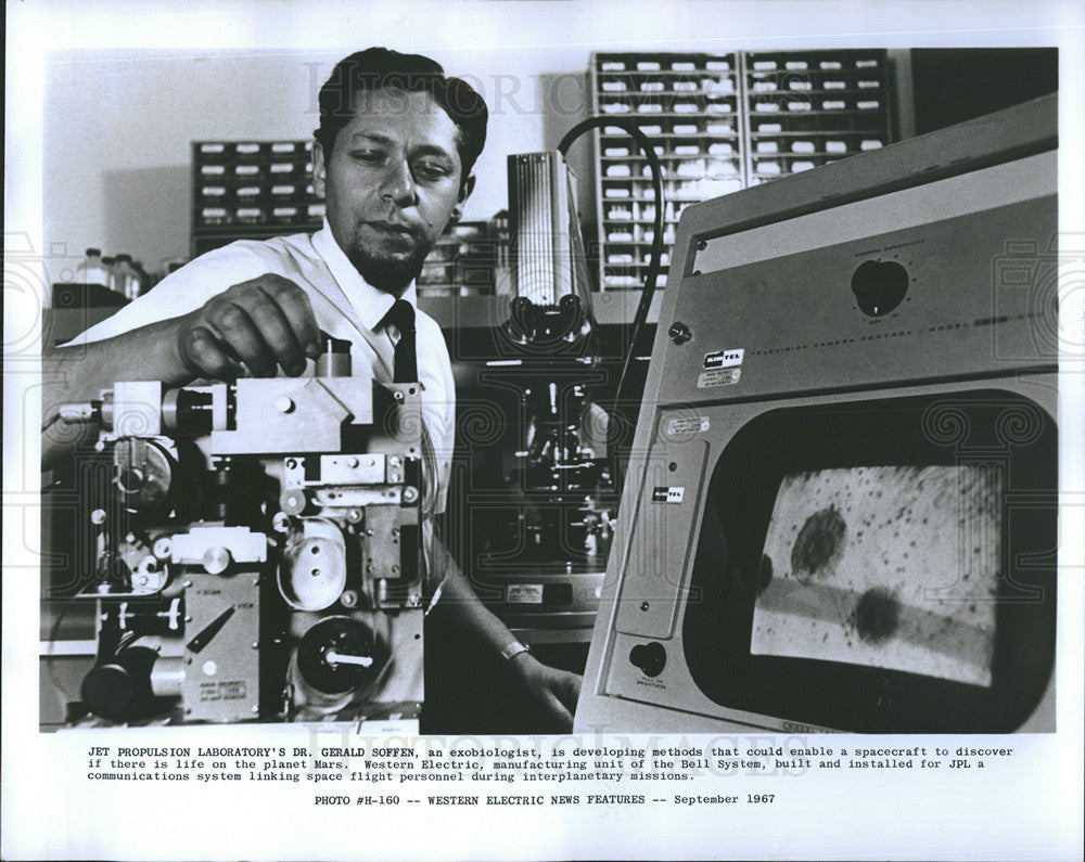 1967 Press Photo Dr. Gerald Soffenn at the Jet Propulsion Labs in Cal. - Historic Images