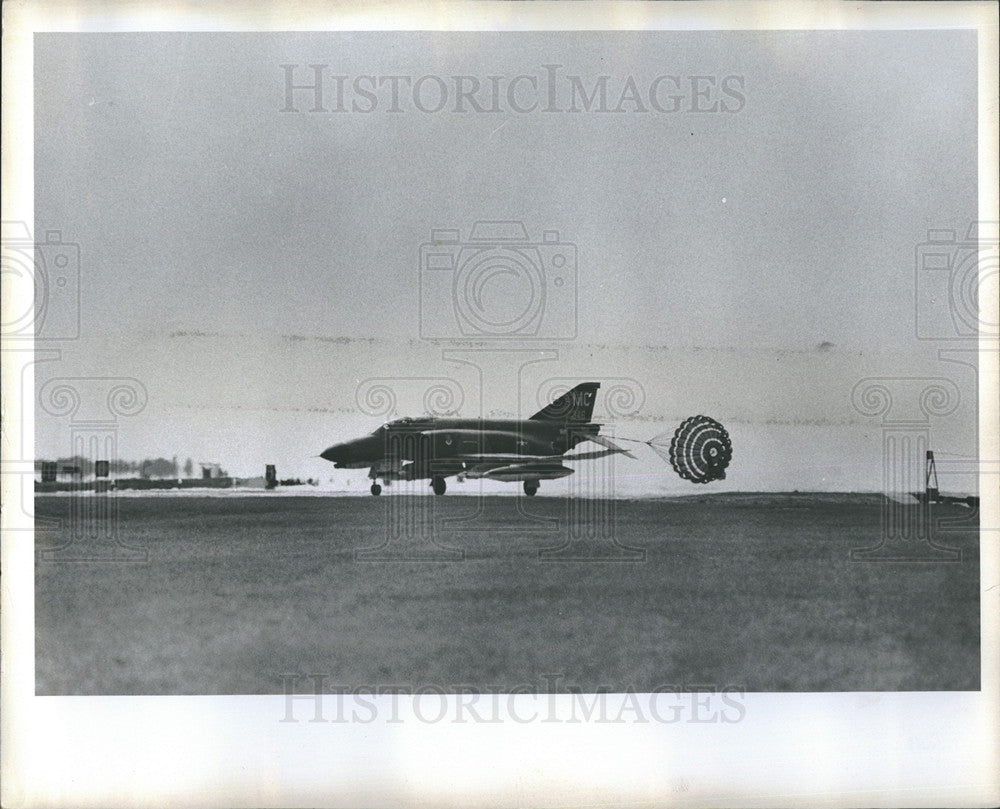 1977 Press Photo F4 Coming To Stop With Parachute In St Petersburg - Historic Images