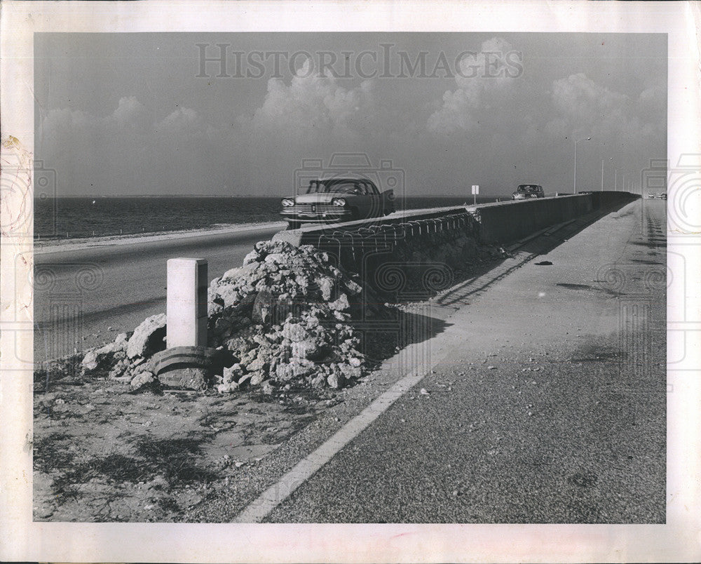 1962 Press Photo Frankland Bridge Median Wall Collapse Motorists Crossing - Historic Images