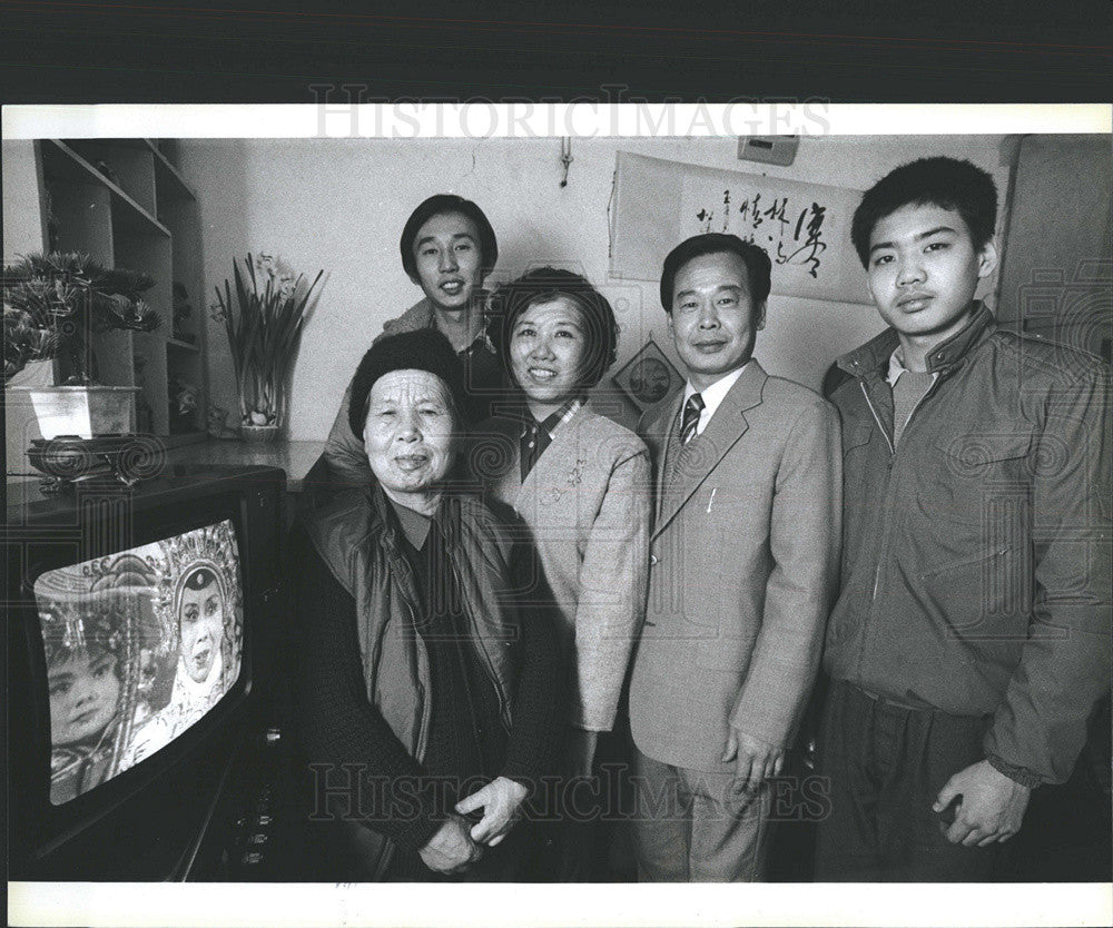 1989 Press Photo Mrs. Gao Pelian Peking China Family Color Television - Historic Images