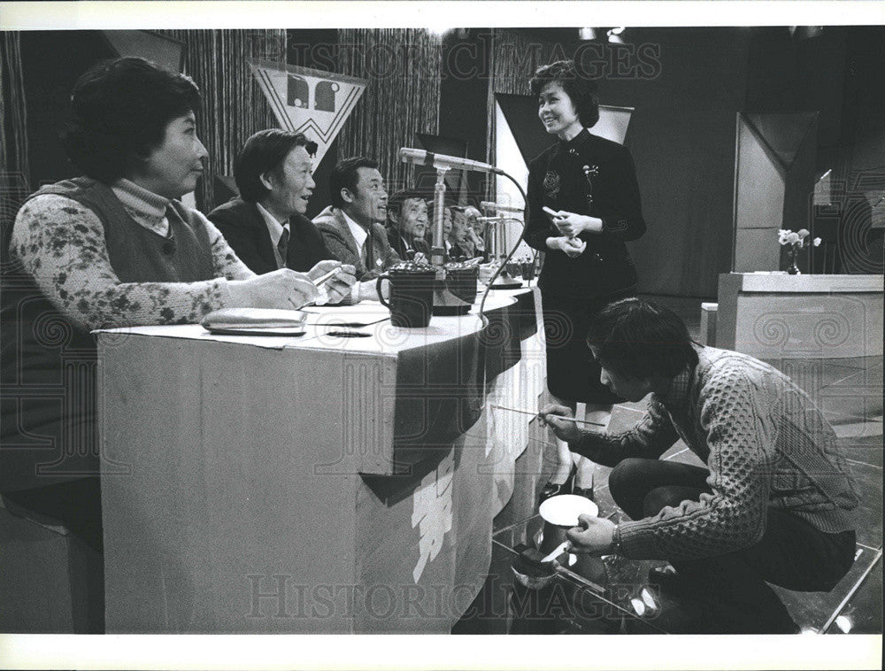 1989 Press Photo Painter Touches Up Sign Chinese TV Host At Your Service - Historic Images