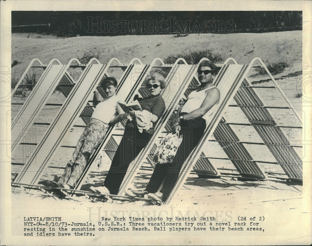 1973 Press Photo Vacationers Use Rack Resting Sunshine Jurmala Beach Soviet - Historic Images