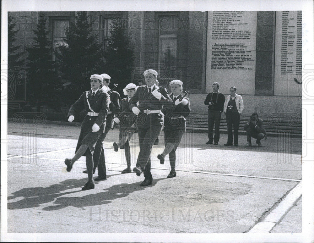 1983 Press Photo Children Acting As Soldiers March At War Memorial In Siberia - Historic Images