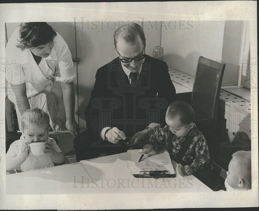 1968 Press Photo George Watson ABC News Correspondent Soviet Union Kindergarten - Historic Images