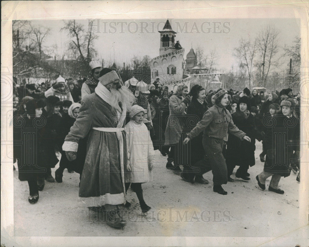 1958 Press Photo Santa Father Frost and children in Moscow, Russia - Historic Images