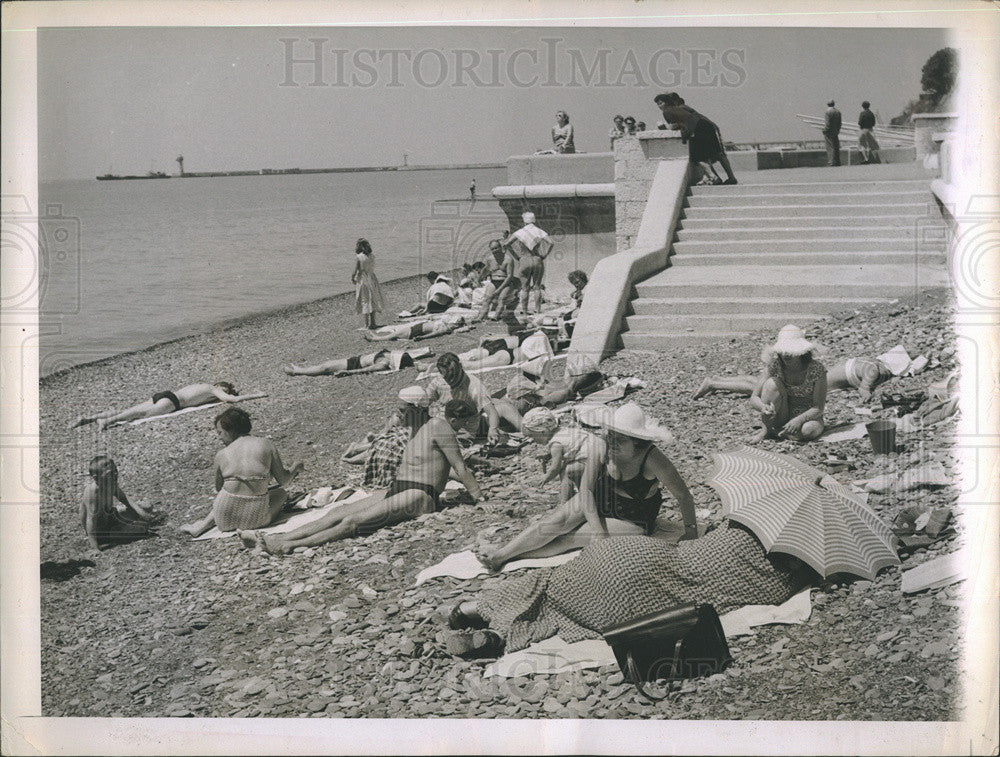 1958 Press Photo Black pebble beach at Sochi, a resort in Russia on the Black Se - Historic Images