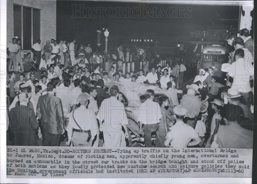 1960 Press Photo Riot on international bridge in Juarez Mexico. - Historic Images