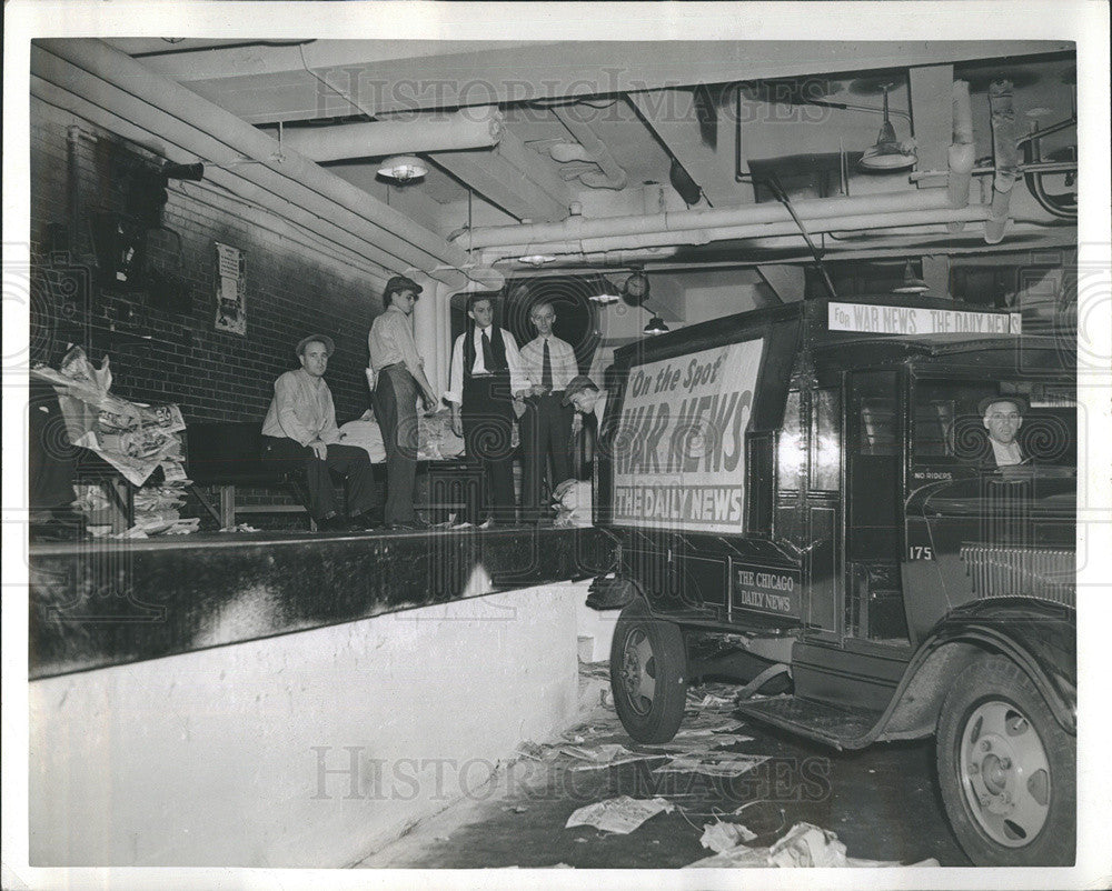 Press Photo The Daily News truck and workers suppot the war - Historic Images