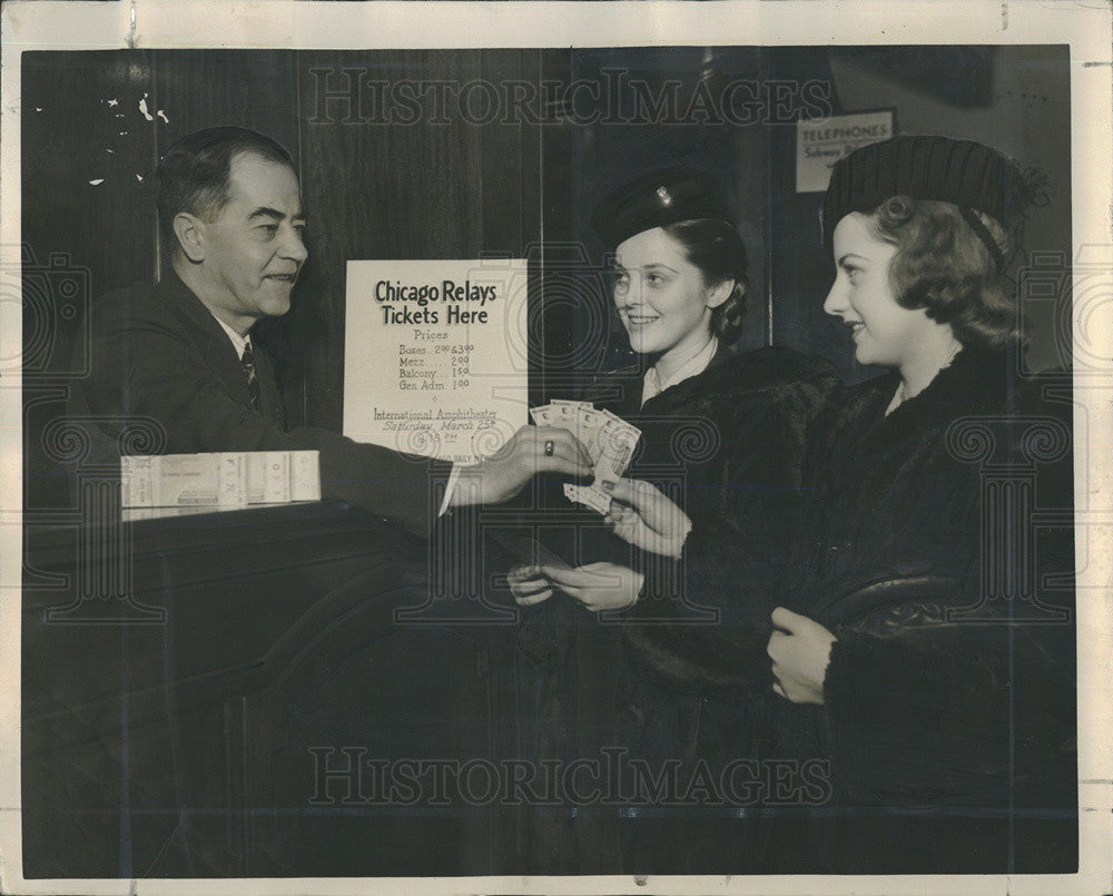 1939 Press Photo M McGrath &amp; B Flynn get tickets from k Behne for Chicago relay - Historic Images