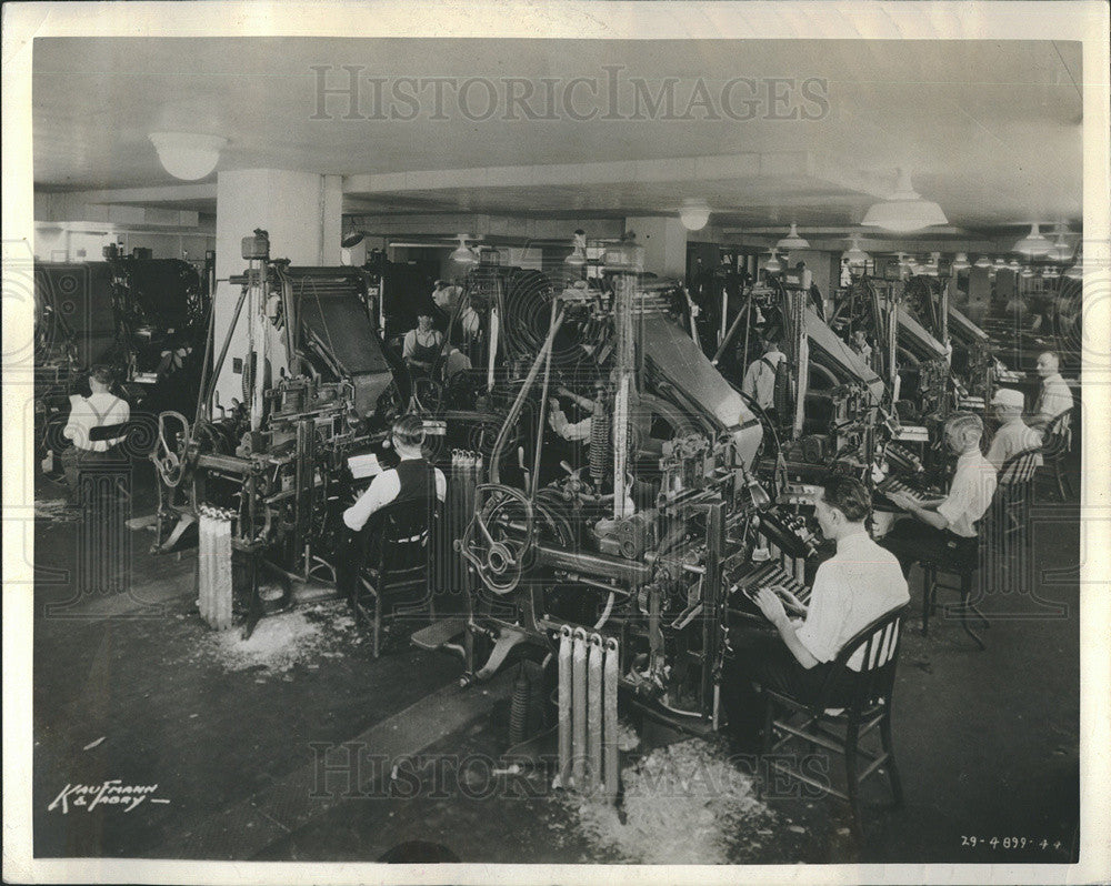 Press Photo Daily News Comparing Room - Historic Images