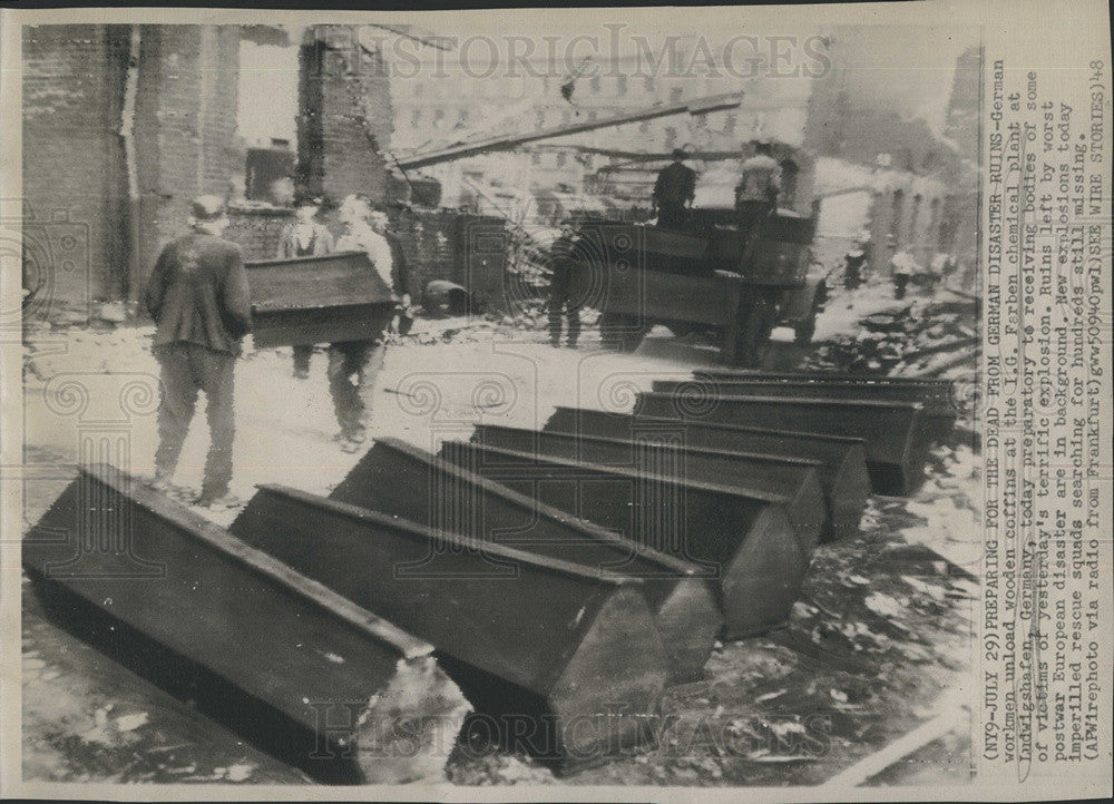 1948 Press Photo Workmen Unload Coffins From IG Farben Chemical Plant Explosion - Historic Images