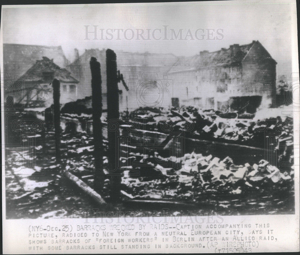 1943 Press Photo Barracks Of Foreign Workers Berlin After Allied Raid In Ruins - Historic Images