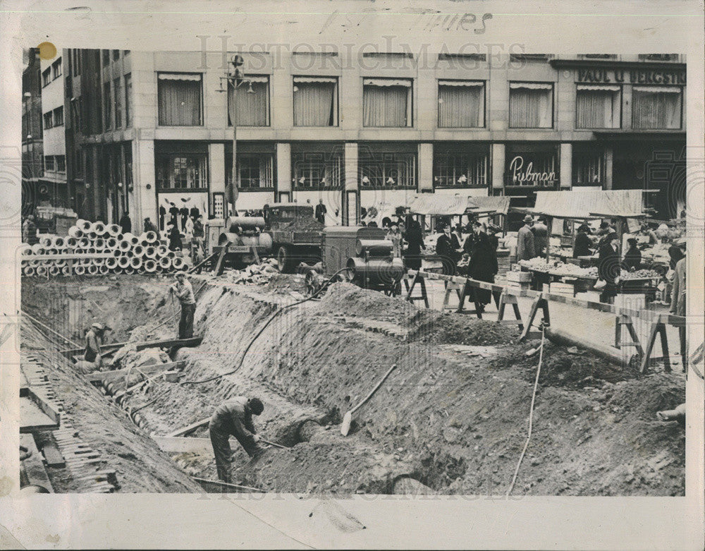 1939 Press Photo Workmen Dig First Public Bomb Shelter In Stockholm Sweden - Historic Images