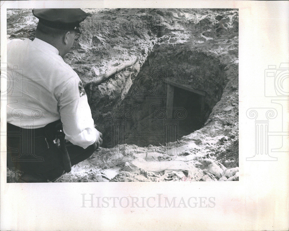 1967 Press Photo Cop Jack Siegel examines cave fort built by children for safety - Historic Images