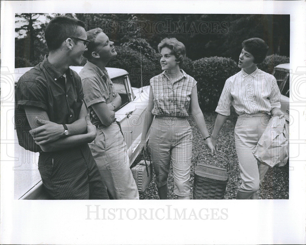 Press Photo Getting ready for a picnic - Historic Images