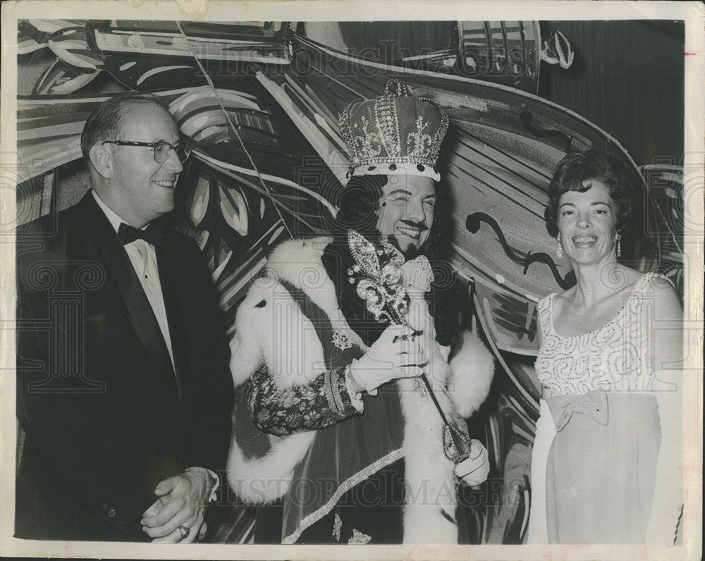 1967 Press Photo Mr. And Mrs. Richard Simpson With King Of Iris In New Orleans - Historic Images