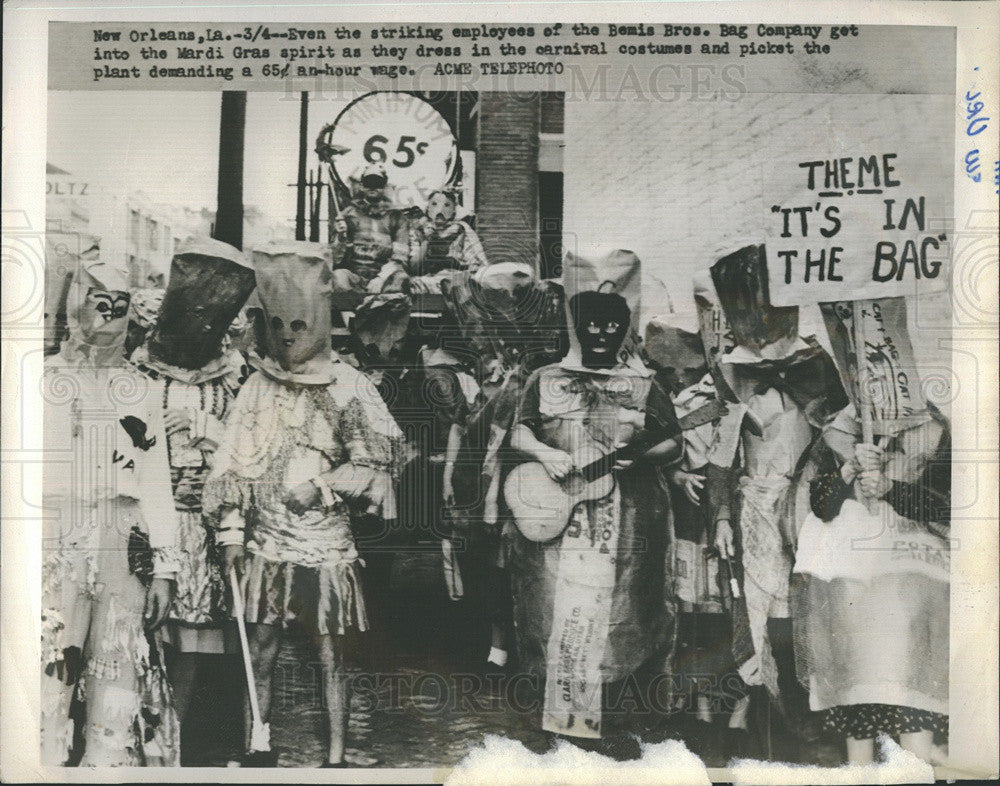 1946 Press Photo Bemis Bros. Bag Company Employees Dress In Mardi Gras Costumes - Historic Images