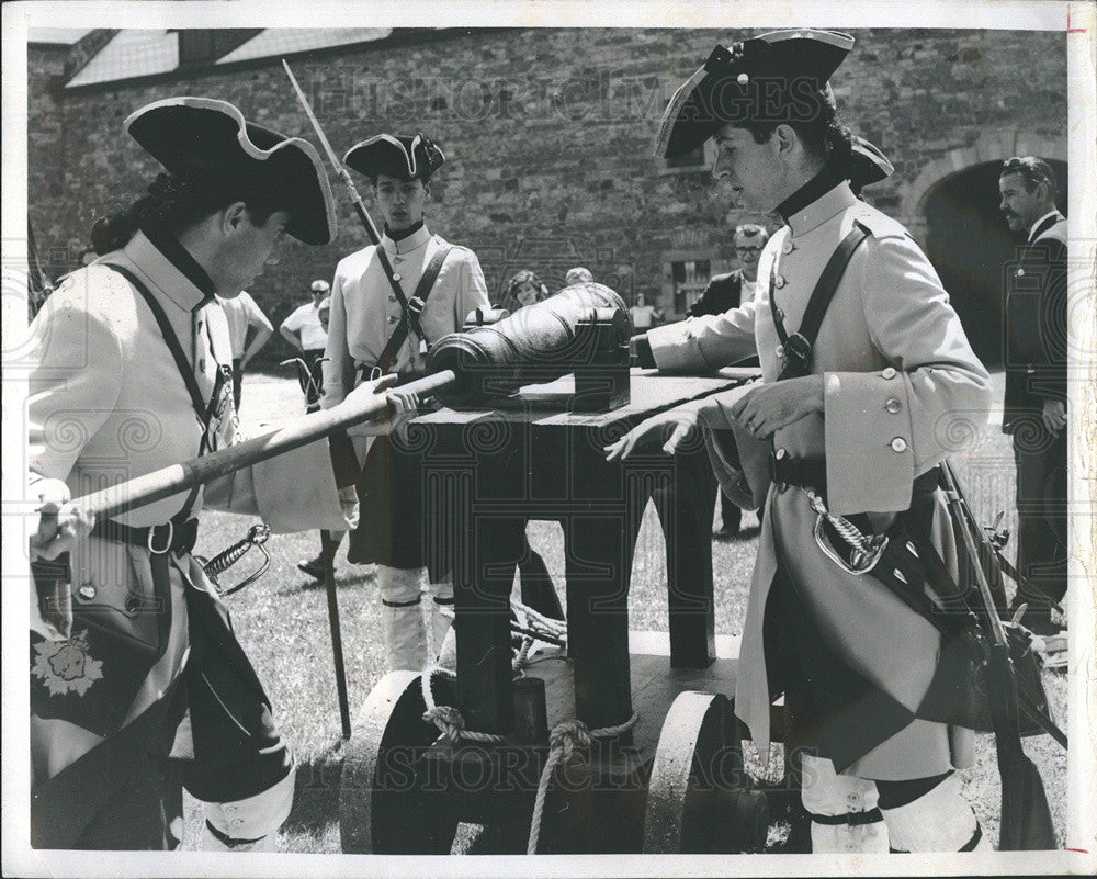 1975 Press Photo Students Military Drill Of Les Compagnies Franches de la Marine - Historic Images