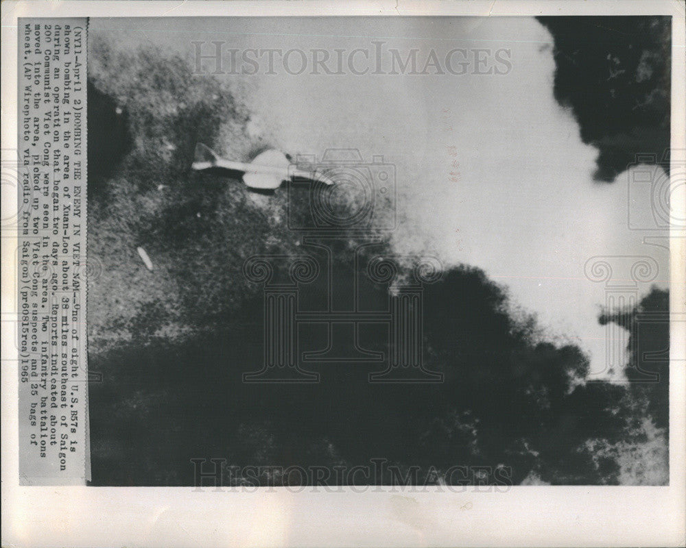 1965 Press Photo Vietnam bombing in area near Xuan-Loe - Historic Images