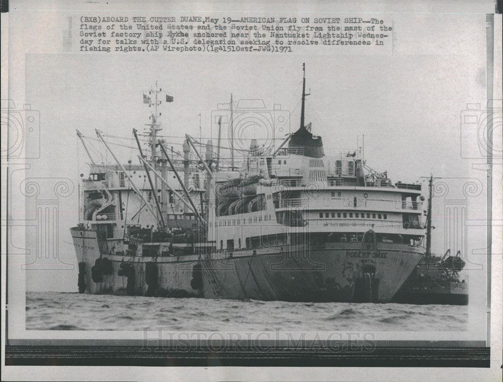 1971 Press Photo American Flkag On Soviet Ship Eykhe Near Nantucket Lighthsip - Historic Images