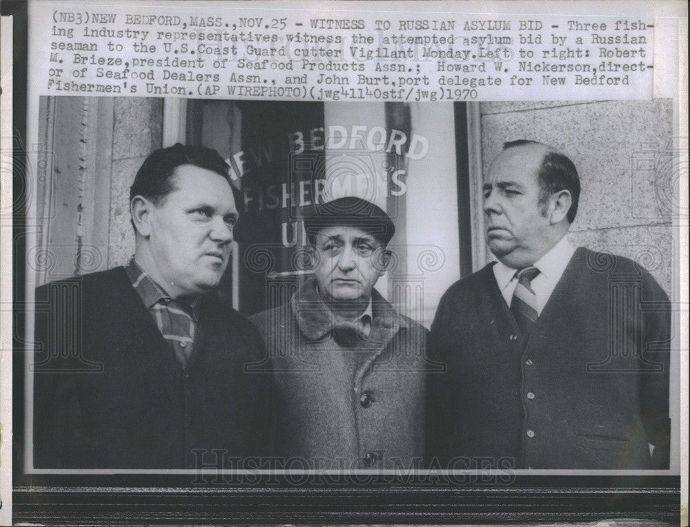 1970 Press Photo Fisherman Witness Attempted Asylum Bid By Russian Seaman TO US - Historic Images