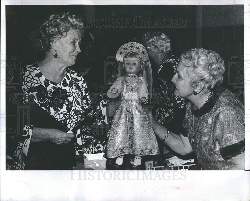 1978 Press Photo Valentina Sdobnev Tatiana Egison Russian American Club - Historic Images