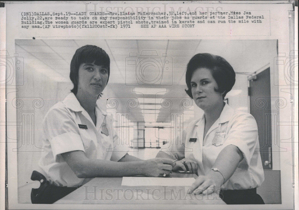 1971 Press Photo Elaine McKerracher Jan Jollly Guards Dallas Federal Building - Historic Images