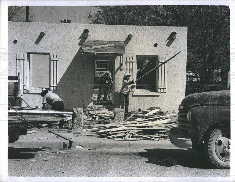 1976 Press Photo Workers At Home Construction Site In El Paso Texas - Historic Images