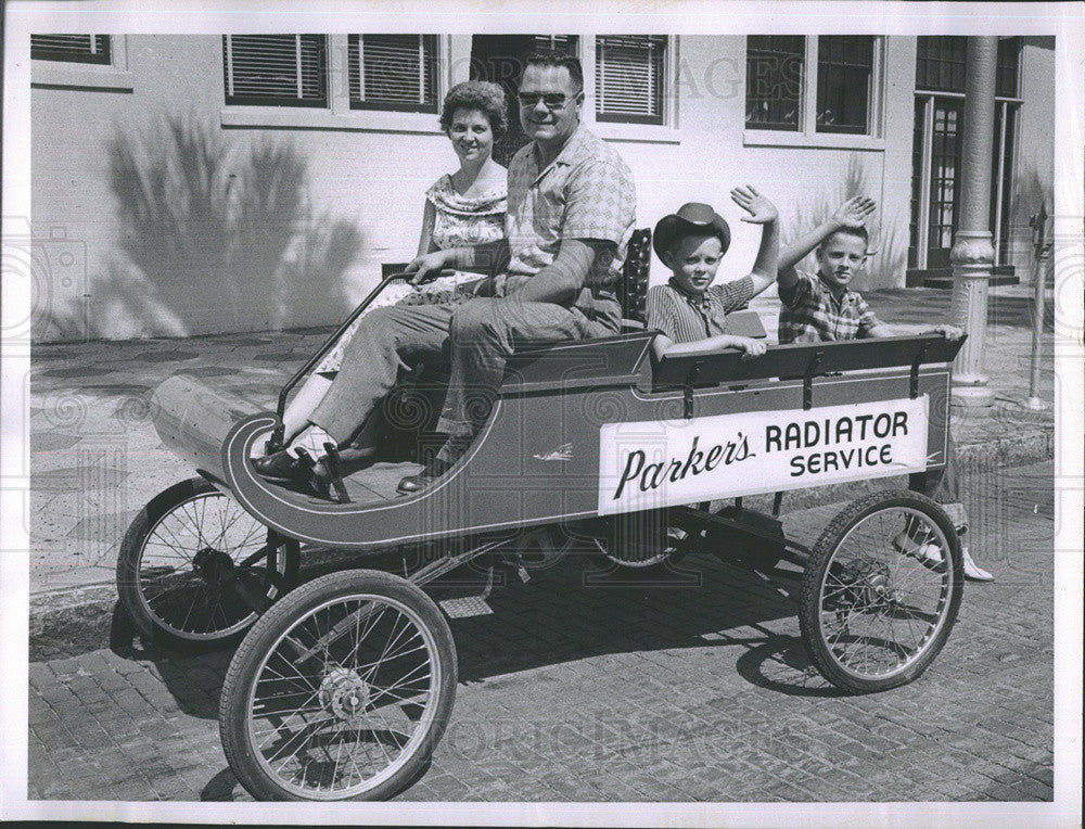 1961 Press Photo Oversized wagon car in Florida doing advertisement - Historic Images