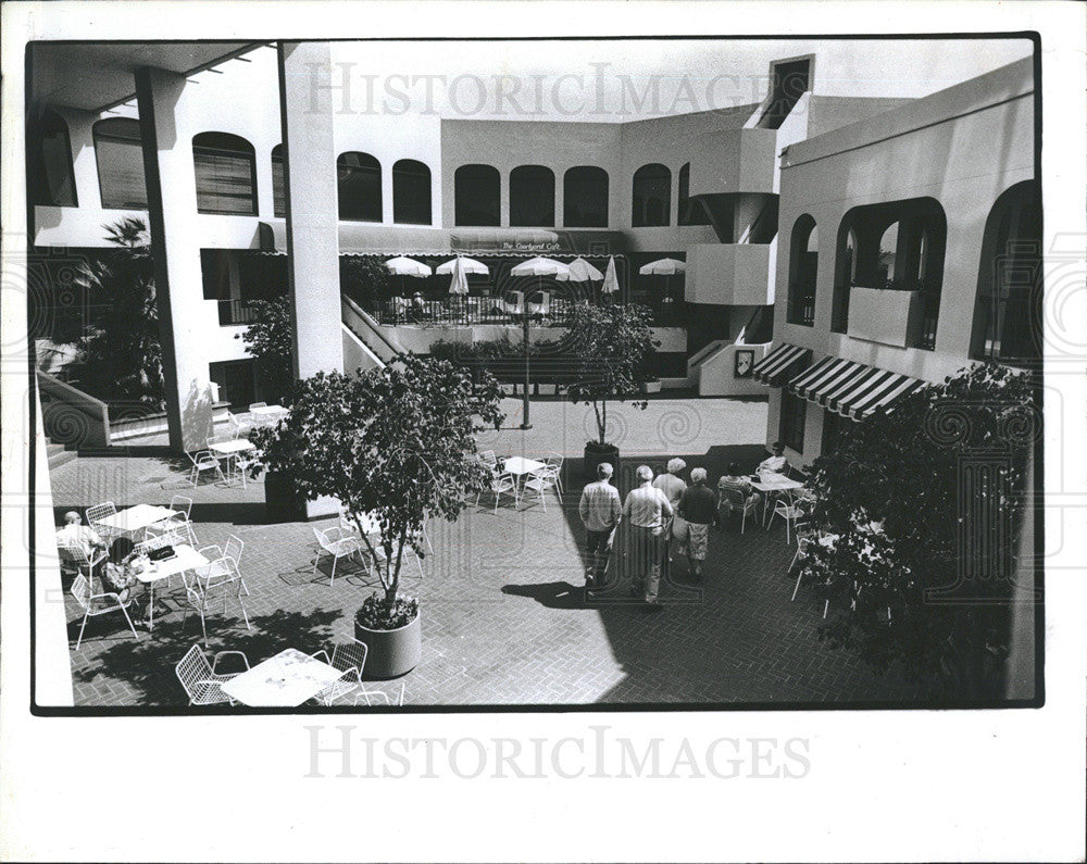 1985 Press Photo Courtyard of Beach Plaza in Florida - Historic Images