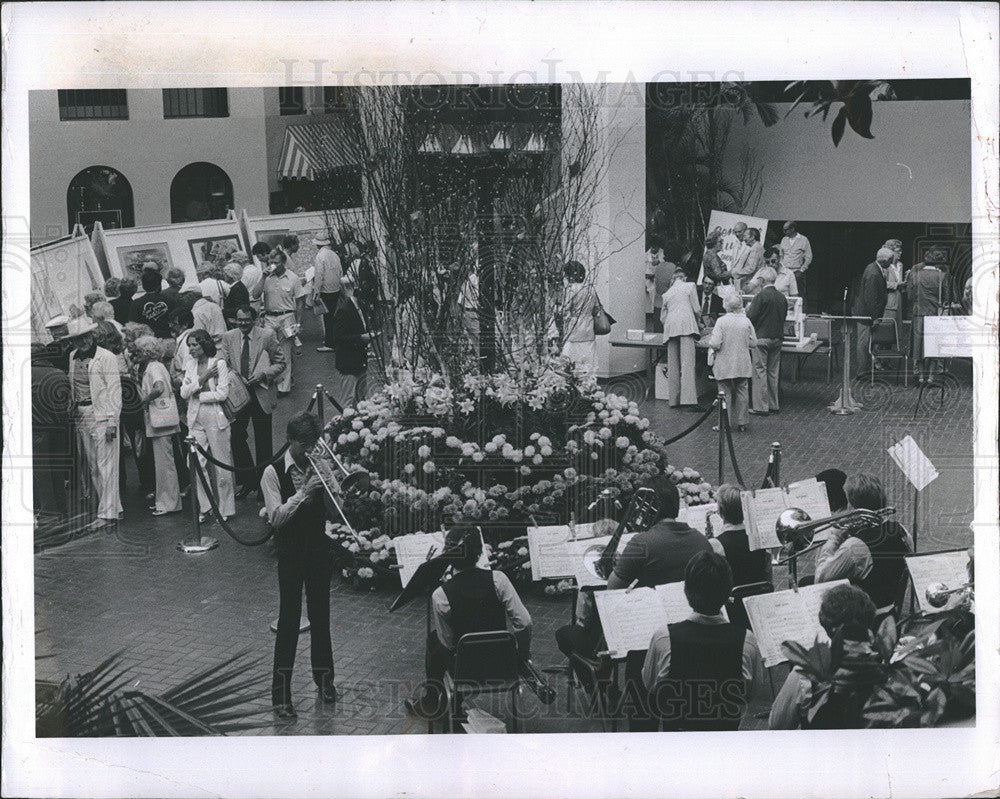 1982 Press Photo Lakewwod HS performs at St Petersburg Fla palza - Historic Images