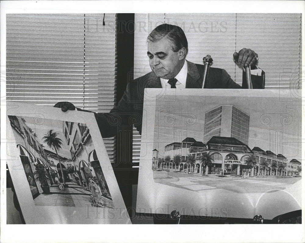 1984 Press Photo John Arena,manager of Courtyard Cafe at ST Pete Fla Plaza - Historic Images