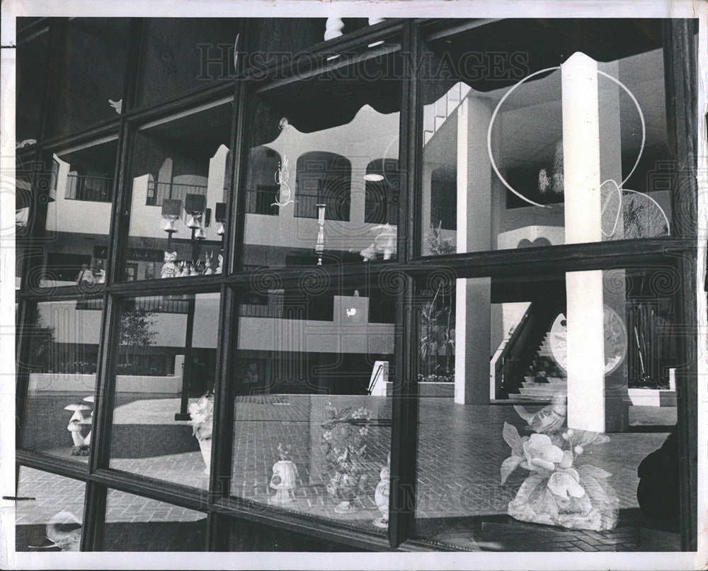 1979 Press Photo Display Windows At The Plaza Shopping Tower In St. Petersburg - Historic Images