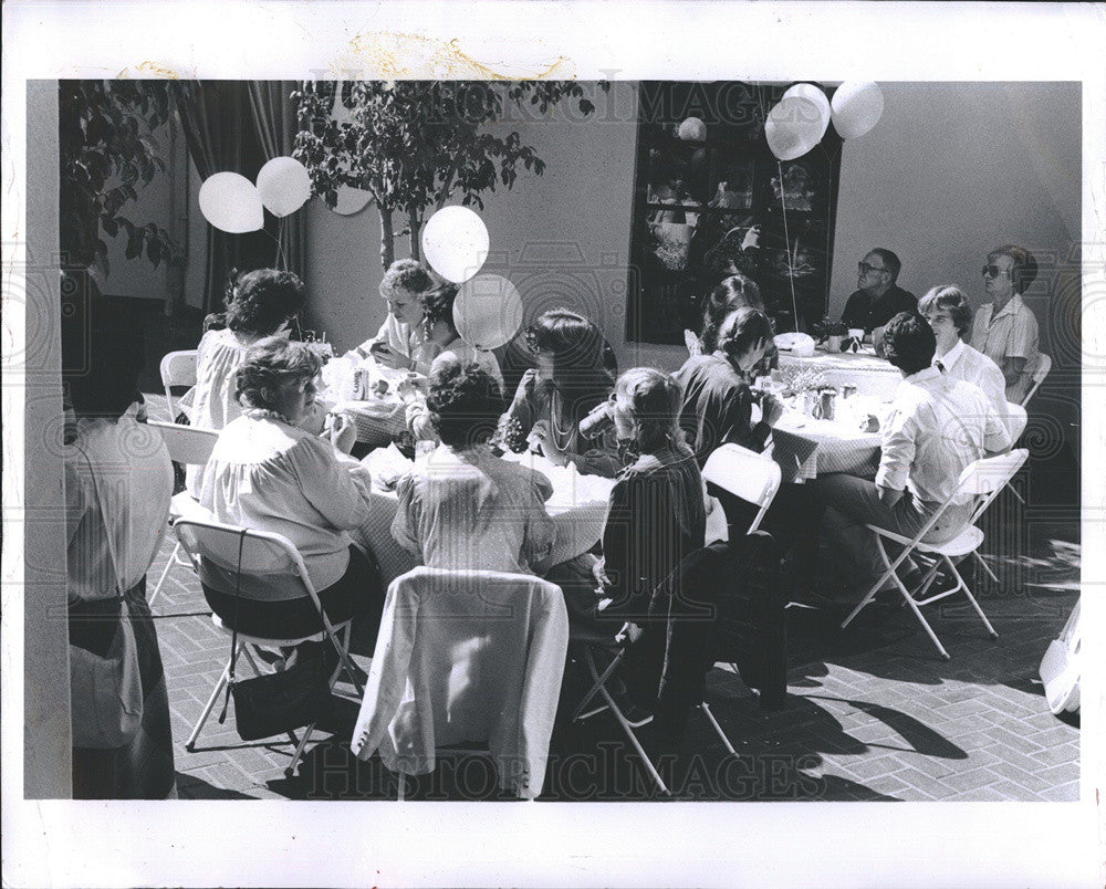 1983 Press Photo People Attend Brown Bag Luncheon Concert On Plaza Beach Drive - Historic Images