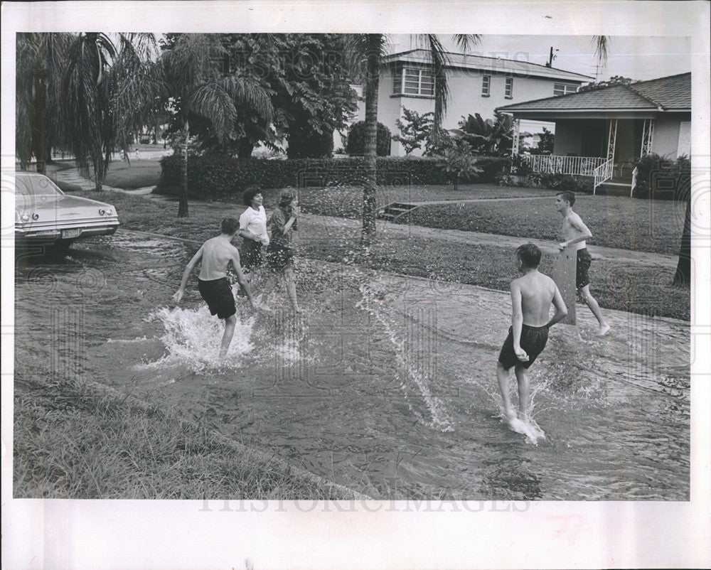 1965 Press Photo Street Swimming Sun Coast Style - Historic Images