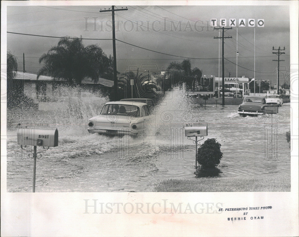 1965 Press Photo Motorist Splash in Flooded Streets - Historic Images