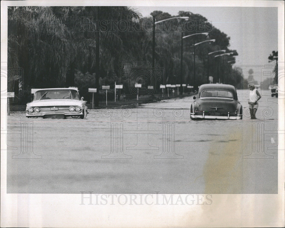 1965 Press Photo Cars Pass Through Flooded Street - Historic Images