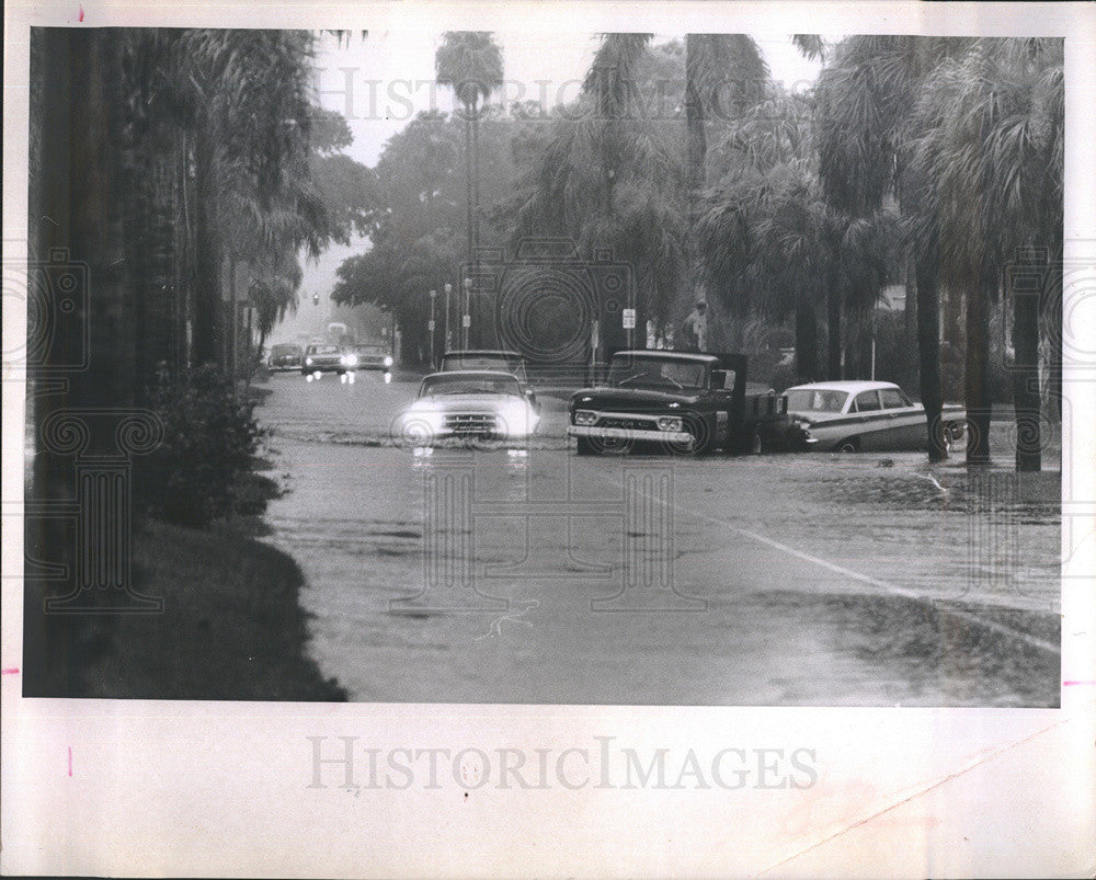 1965 Press Photo Heavy Floods at 2nd Avenue 11th st North, Florida. - Historic Images