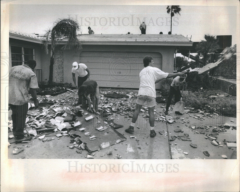 1972 Press Photo Tornado volunteers shovel materials from home - Historic Images